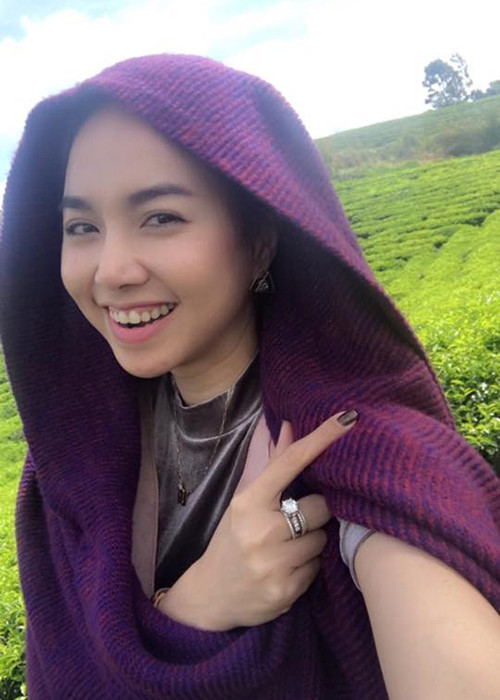 Ngọc Diệp rạng rỡ khi đặt chân đến đồi chè ở Đà Lạt.