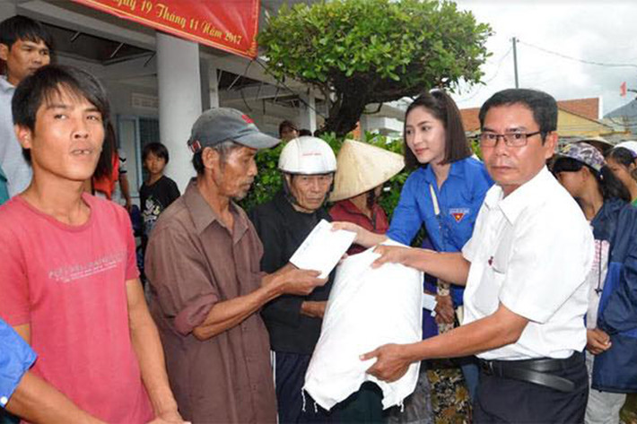 Đặng Thu Thảo tự tay trao quà cho các bà con vùng lũ.