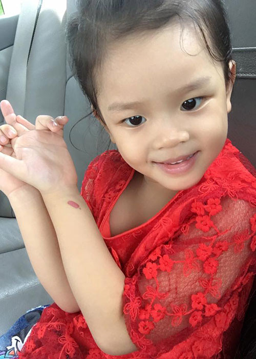 Dù còn nhỏ nhưng Linh Đan được bố mẹ chăm chút kỹ lưỡng chuyện ăn mặc.