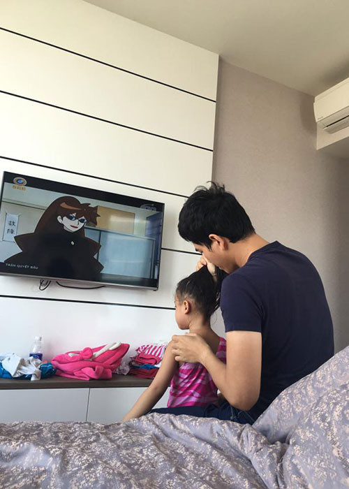 Thành Được rất yêu thương con gái. Anh tự tay cột tóc cho bé Bell.