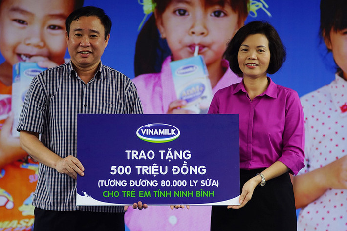 Địa điểm dừng chân đầu tiên trong hành trình trao sữa năm 2016 là Ninh Bình. Sáng ngày 8/5, trẻ em ở tỉnh này thụ hưởng 80.000 ly sữa, tương đương 500 triệu đồng từ chương trình Quỹ sữa Vươn Cao Việt Nam năm 2016.