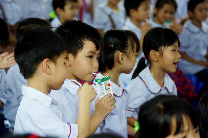Trước đó, trong năm 2015, Vinamilk trao tặng sữa trực tiếp cho trẻ em nghèo tại Lâm Đồng, Bến Tre, Nghệ An…