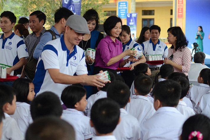 Nghệ sĩ hài Xuân Bắc và nghệ sĩ hài Tự Long xuất hiện tại sự kiện với vai trò đại sứ của chương trình Quỹ sữa Vươn cao Việt Nam.