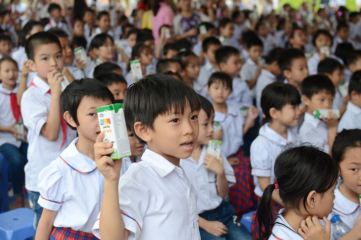 Niềm vui uống sữa của trẻ em tỉnh Ninh Bình.