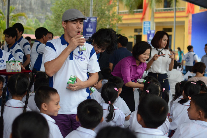Các đại sứ không chỉ trực tiếp trao tặng sữa cho các em học sinh mà còn trò chuyện và tham gia những trò chơi vui nhộn với các em.