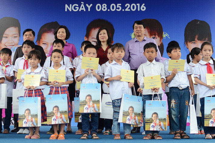 Ngoài lãnh đạo Vinamilk, lãnh đạo Bộ Tài Chính cùng lãnh đạo Bộ LĐ-TB-XH và đại diện lãnh đạo tỉnh, Quỹ bảo trợ trẻ em VN cũng đã trao tặng sữa cho gần 800 em học sinh nghèo hiếu học tại Ninh Bình.
