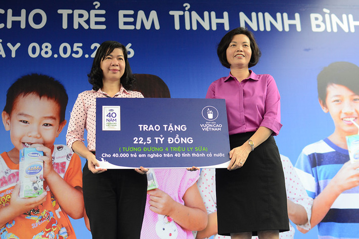 Nhân dịp kỷ niệm chặng đường 40 năm xây dựng và phát triển, Vinamilk và Quỹ sữa Vươn cao Việt Nam sẽ dành tặng một lượng sữa trị giá 22,5 tỉ đồng trao tặng cho 40.000 trẻ em nghèo tại 40 tỉnh thành khó khăn trên cả nước.