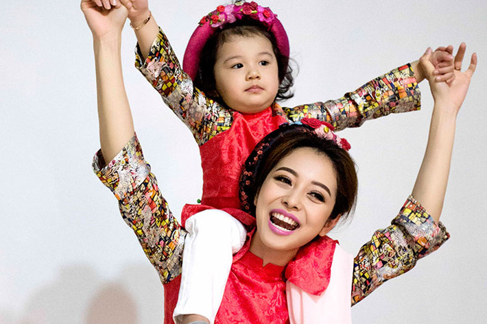 Hoa hậu Jennifer Phạm hạ sinh cô con gái thứ 2 vào năm 2013. Nhóc tì của người đẹp có tên ở nhà là Na.