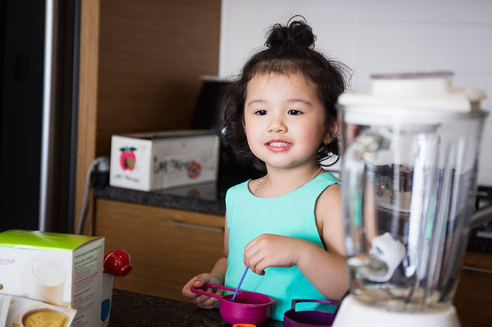 Dù còn nhỏ tuổi nhưng bé Na vô cùng tự tin khi đứng trước ống kính máy quay ghi hình cho buổi quảng cáo.