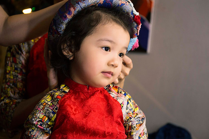 Bé Na càng lớn càng xinh xắn như thiên thần. Cô nhóc sở hữu khuôn mặt bầu bĩnh, đôi mắt tròn đen láy cùng mái tóc xoăn.