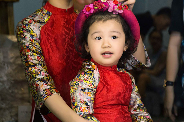 Con gái Jennifer Phạm tỏ ra khá tinh nghịch và bạo dạn ở hậu trường.