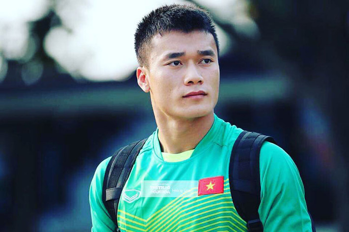 Thủ môn Bùi Tiến Dũng có vẻ ngoài điển trai, cao ráo.