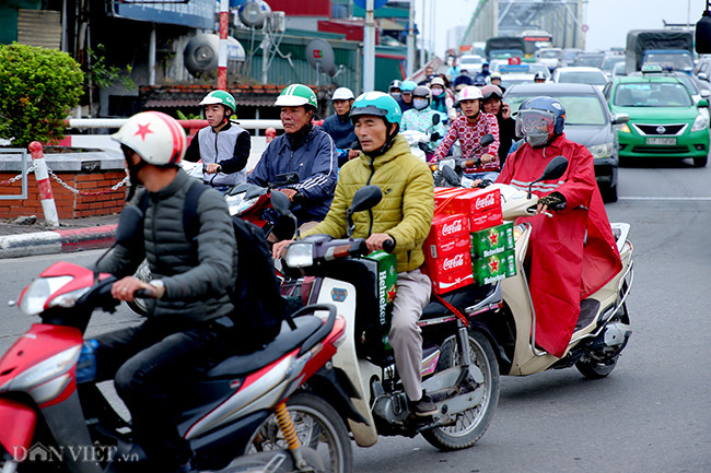 Trong khi đó, từ sáng sớm những người đi xe máy ngoài đường có thể cảm nhận rõ cái lạnh cắt da cắt thịt. Hình ảnh tại cửa ngõ thành phố trên địa bàn quận Long Biên
