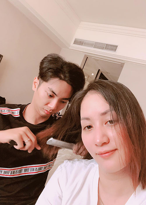 Sau tin đồn, Phan Hiển ngày càng chiều chuộng Khánh Thi. Nữ hoàng dancesport từng khoe được ông xã làm tóc như một món quà.