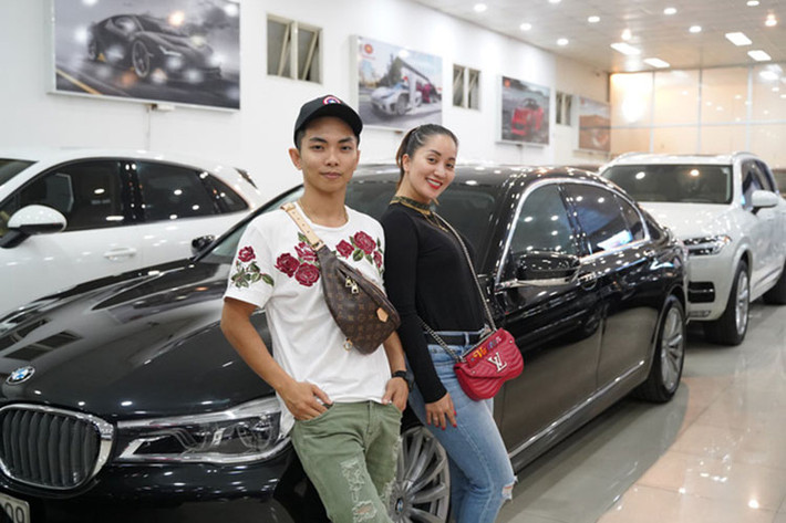 Vì lỡ dìm hàng Khánh Thi khiến cô vướng nghi vấn mang bầu lần 3, Phan Hiển đưa bà xã đi mua xe hơi.