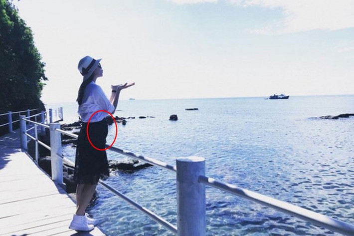 Vài tháng gần đây, Phạm Hương bỗng nhiên "mất hút" khỏi showbiz đồng thời liên tục lộ vòng 2 to bất thường khiến cô vướng nghi vấn sang Mỹ bí mật sinh con. Phía Phạm Hương khẳng định cô sang Mỹ chữa bệnh kết hợp với công việc. Ảnh: Người lao động