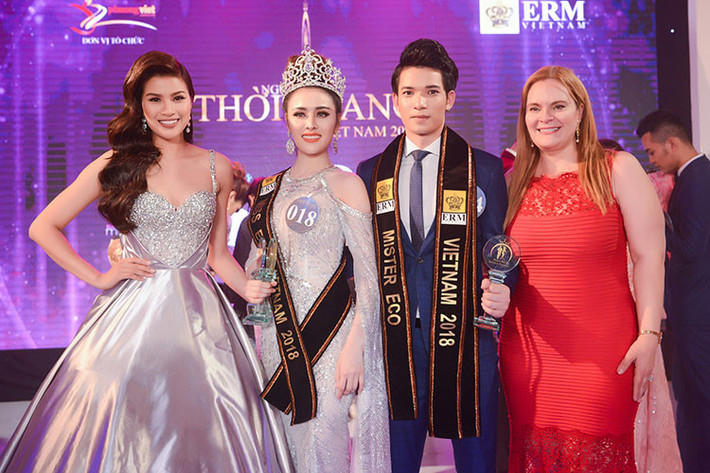 Vì loạt scandal, Thư Dung bị tước danh hiệu Á quân Người mẫu Thời trang Việt Nam 2018, Á hậu 3 Hoa hậu Du lịch Sinh thái Quốc tế 2018 và Hoa hậu Sắc đẹp Hoàn mỹ Toàn cầu 2017. Ảnh: Thể thao văn hóa