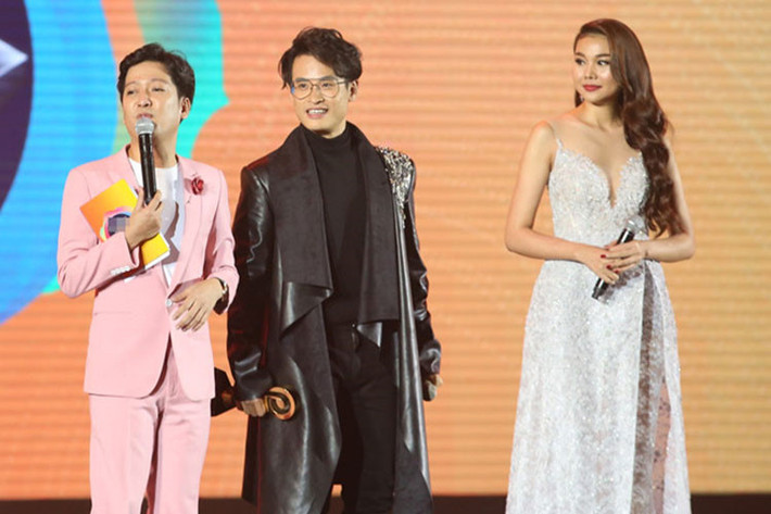 Trong vai trò MC của một chương trình đầu năm 2018, Trường Giang bị ném đá khi gọi nhầm tên Hà Anh Tuấn thành Bùi Anh Tuấn. Anh cũng bị chê đùa kém duyên với Thanh Hằng. Trước ồn ào làm MC, Trường Giang lên tiếng xin lỗi Hà Anh Tuấn và Thanh Hằng. Ảnh: Zing