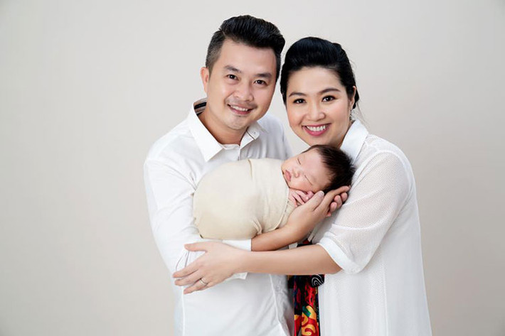Sau thời gian chờ đợi, vợ chồng Lê Khánh cuối cùng cũng có trái ngọt hôn nhân khi con trai của cặp đôi chào đời vào tháng 10/2018. Ảnh: FBNV