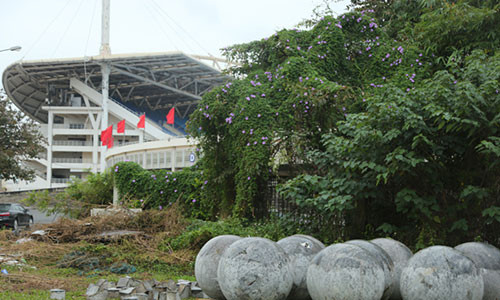 Ngày 5.12, sau khi bị di dời khỏi vị trí trước cổng sân Mỹ Đình, những quả cầu đá (còn được gọi là "bóng xích") được chuyển đến một sân golf cũ nằm cạnh khán đài D của SVĐ.