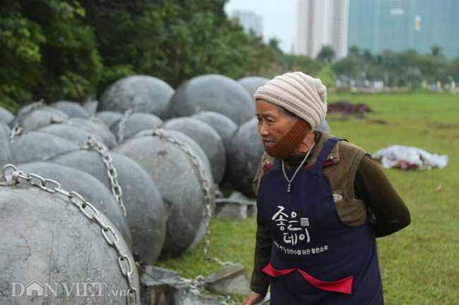 Bà T. (người dân sống gần sân Mỹ Đình) cho biết, đêm hôm qua, khi đi qua đây, bà tình cờ trông thấy có bóng người khả nghi ra vào khu vực để "bóng xích". Bà cho rằng giấu những trái "bóng xích" ở đây là không an toàn.