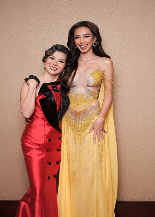 Không chỉ ông Nawat, bà Teresa - Phó chủ tịch cuộc thi cũng chiều chuộng Thùy Tiên. Trong một buổi livestream, khi nàng hậu muốn ăn kem, bà phó chủ tịch chủ động giúp cô bóc vỏ kem.