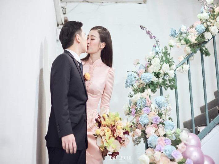 Trong lễ đón dâu, Đỗ Mỹ Linh hôn chồng đắm đuối.