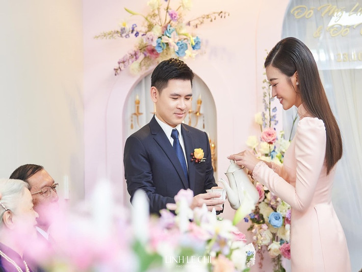 "Được chứng kiến tình yêu đẹp của tụi em từ những ngày đầu tiên, qua những khoảnh khắc đặc biệt nhất, anh thực sự ngưỡng mộ và tự hào", thiếu gia Đỗ Quang Vinh viết.