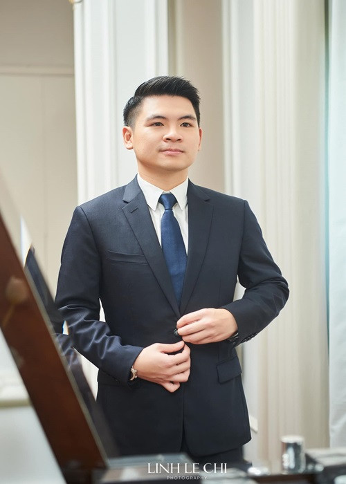 Sau 2 năm hẹn hò, Đỗ Mỹ Linh và Đỗ Vinh Quang chính thức về chung một nhà. Trong lễ rước dâu chiều ngày 23/10, chú rể diện vest lịch lãm.