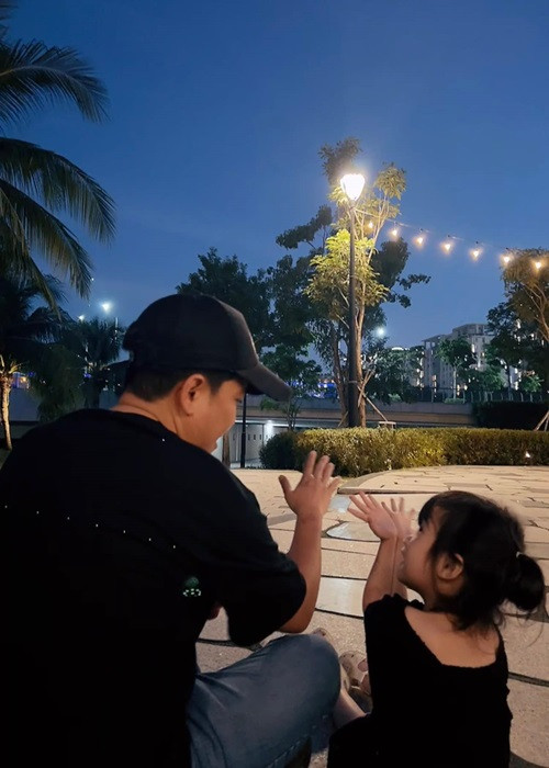 Mỗi khi bên vợ con, Trường Giang lại càng ăn mặc giản dị.