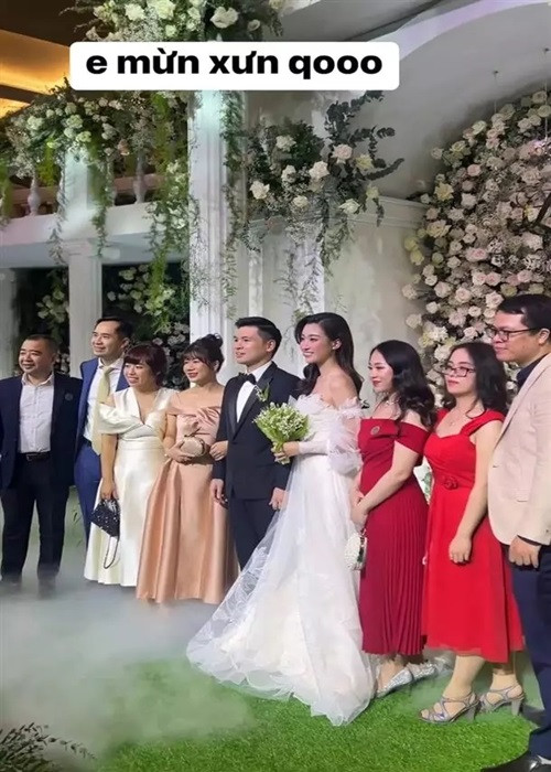 Cô dâu chú rể có mặt để đón khách. Ảnh: Thể thao văn hóa