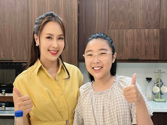 Hồng Diễm hiện gây chú ý khi đóng nữ chính phim "Hành trình công lý" đang lên sóng. Ngoài đời, nữ diễn viên kết hôn với doanh nhân hơn cô 12 tuổi. Cả hai có hai người con chung: 1 trai, 1 gái.