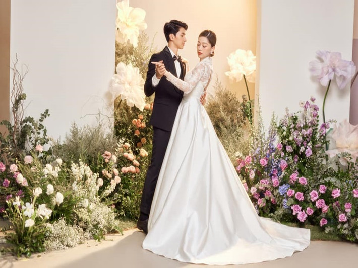 Á hậu Phương Nga đẹp tựa nàng công chúa trong bối cảnh ngập tràn hoa. Ảnh: FBNV