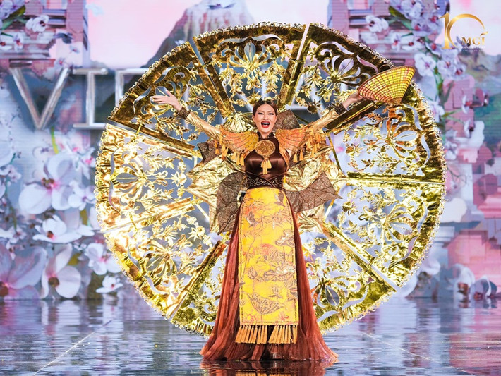 Trước giờ G, Thiên Ân nhận tin vui khi thiết kế "Trúc chi" của người đẹp lọt top 2 Trang phục dân tộc đẹp nhất do khán giả bình chọn. Ảnh: BTC