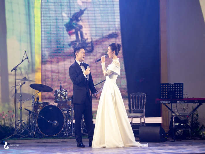 Đặc biệt, cô dâu chú rể thể hiện bản mashup “Ước mơ của mẹ” và “Cảm ơn cha” để dành tặng bố mẹ. Ảnh: Lê Chí Linh