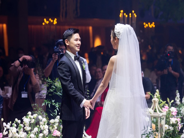 Cả hai trao cho nhau nhẫn cưới và những lời hẹn ước cho hạnh phúc mai sau. Ảnh: Lê Chí Linh