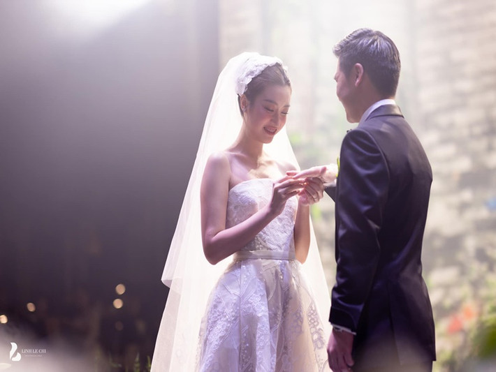 Khoảnh khắc được chờ đợi nhất là lúc chú rể Đỗ Vinh Quang trong bộ vest lịch lãm, ngập tràn hạnh phúc nắm tay cô dâu Đỗ Mỹ Linh bước lên lễ đường. Ảnh: Lê Chí Linh