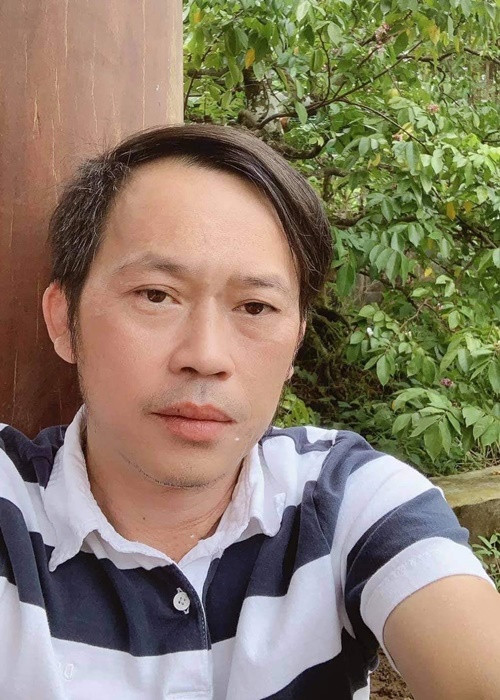 Còn nhớ, vào tháng 5/2021, Hoài Linh bị chỉ trích vì chậm trễ trong việc giải ngân tiền từ thiện miền Trung năm 2020. Sau đó, phía Hoài Linh vội vã giải ngân. Đến tháng 6/2021, Hoài Linh đăng video xin lỗi, giải trình sự việc. Ảnh: FBNV