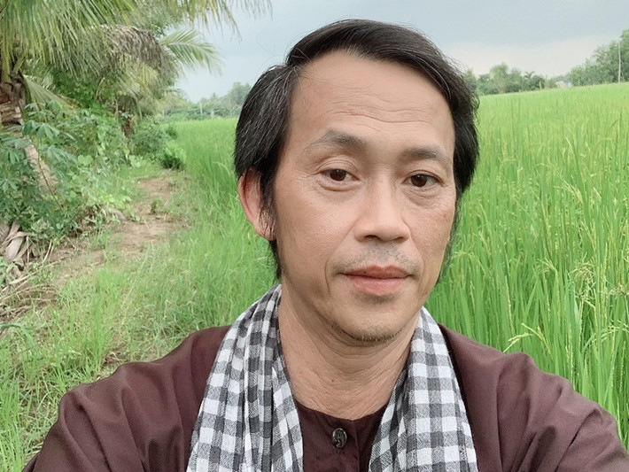 Trước khi ở ẩn vì scandal, Hoài Linh ngồi không cũng dính thị phi. Anh bị tung tin đồn thất thiệt như muốn trở lại showbiz, bị HTV ngưng hợp tác, nợ tiền gỗ xây nhà thờ Tổ nghiệp, vay nợ 5 tỷ đồng. Ảnh: FBNV