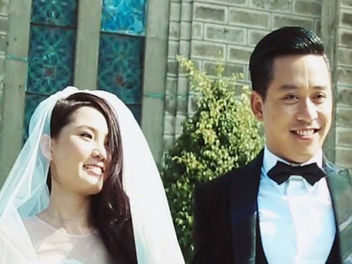 Năm 2005, khi sự nghiệp đang có dấu hiệu xuống dốc, Tuấn Hưng hot trở lại nhờ ca khúc “Dĩ vãng cuộc tình” và “Biết tìm đâu” do Duy Mạnh viết tặng. Sau đó, Tuấn Hưng tiếp tục có những bản hit như: “Tìm lại bầu trời”, “Nắm lấy tay anh”, “Anh nhớ em”, “Sẽ không còn nữa”, “Cầu vồng khuyết”. Ảnh: Zing