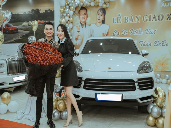 Dịp 8/3 năm 2022, Khắc Việt còn mua xe sang hơn 6 tỷ tặng vợ. Trước đó, khi hai vợ chồng đi xem xe, Thảo Bebe nói vui là cô thích chiếc xe này nhưng Khắc Việt không hứa hẹn gì mà âm thầm mua tặng. Ảnh: FBNV