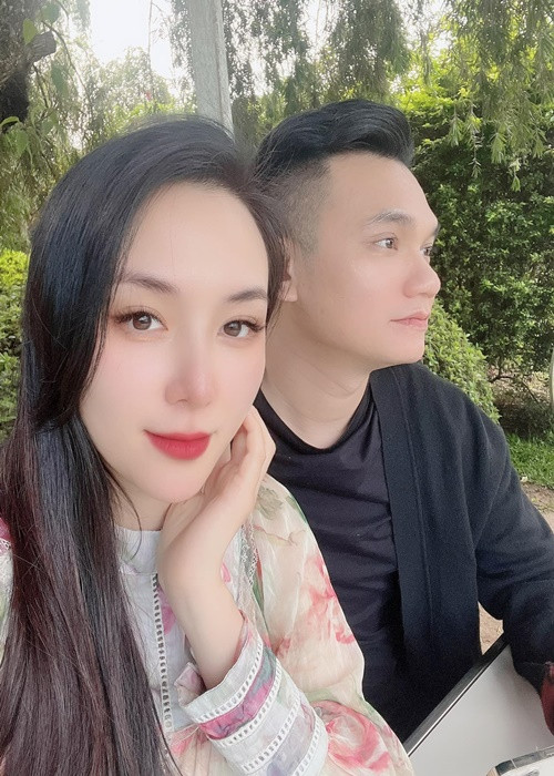 Khi vợ mang bầu, Khắc Việt mua thêm 2 căn nhà mặt đất ở TP HCM và Hà Nội để làm quà cho vợ. Theo Dân Việt, cả hai căn đều có 4 tầng, rộng khoảng 100m2, khá tiện lợi để con cái sau này có thể thoải mái sinh hoạt mỗi khi phải di chuyển theo lịch trình của bố mẹ. Ảnh: FBNV