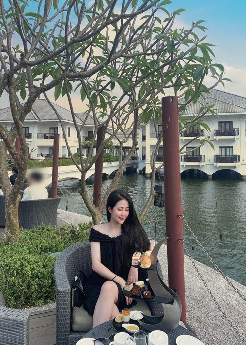 Bà xã Duy Hưng đóng vai phản diện trong các sitcom, tiểu phẩm hài của Ham TV, Bich TV. Cô được mệnh danh là "ác nữ" của làng sitcom Việt.