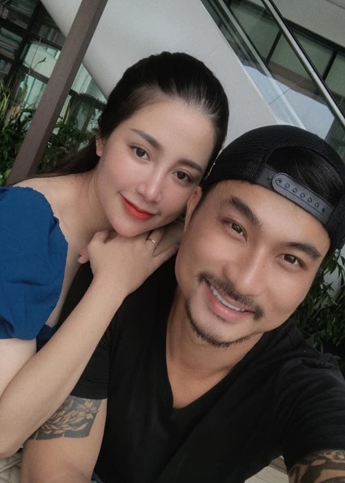 Duy Hưng sẵn sàng làm những việc trong nhà như chăm con, pha sữa, dọn dẹp vì cho rằng việc của vợ cũng là của mình.