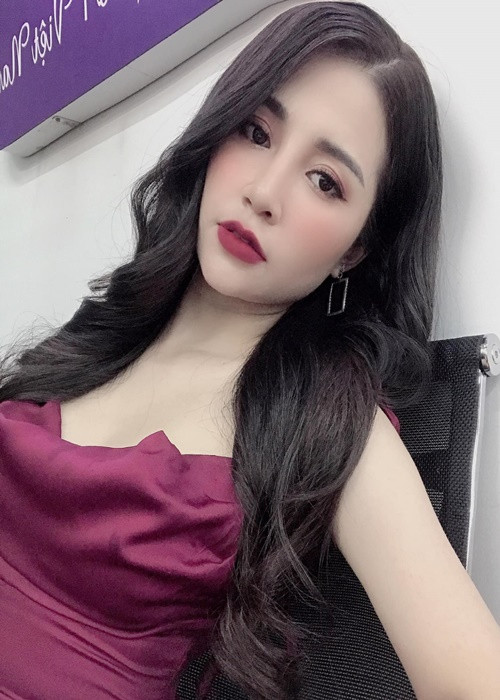 Huyền Nguyễn sở hữu thân hình gợi cảm, khuôn mặt xinh xắn.