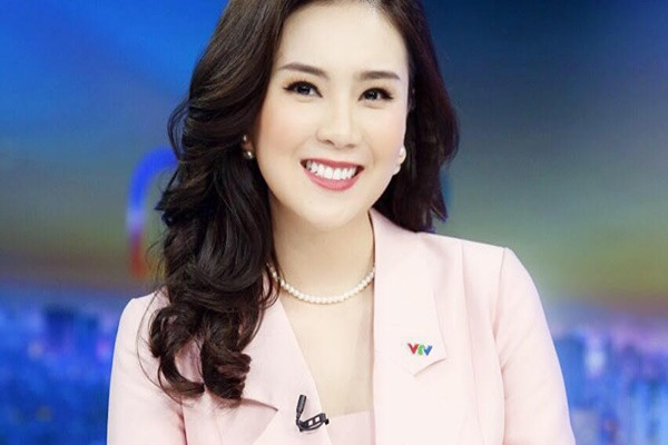 Mai Ngọc được biết đến là cái tên quen thuộc với bản tin Thời tiết và hiện tại đang hoạt động ở Ban Thời sự của Đài Truyền hình Việt Nam. Chính Mai Ngọc từng tiết lộ trên trang cá nhân, cả năm đi làm, cô không mặc trùng đồ, luôn tích cực thay đổi kiểu tóc, cách trang điểm mỗi lần lên sóng. "Mỗi ngày đi làm là một điểm nhấn. 300 ngày đi làm 1 năm... là 300 chiếc váy. Kiểu tóc thay đổi hằng ngày, make up từ trưa đến tối... trộm vía đến giờ da vẫn mịn, tóc vẫn dài mượt mà", Mai Ngọc viết. Khác với trang phục lịch sự, nền nã, không có nhiều hoa văn và thiết kế trẻ trung, sành điệu mỗi lần lên sóng truyền hình, Mai Ngọc ngoài đời lại là người đẹp năng động và không kém phần sexy. Trên trang cá nhân, cô thường xuyên chia sẻ những khoảng khắc đi du lịch sang chảnh, diện đồ gợi cảm khoe vóc dáng gọn gàng.