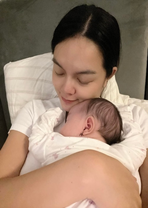 Mới đây, nhân dịp sinh nhật, Phạm Quỳnh Anh đăng tải hình ảnh âu yếm con gái Zoey.
