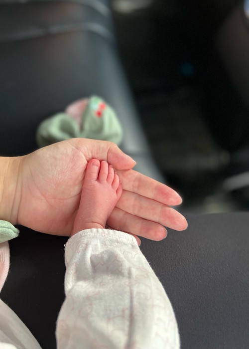 Nữ ca sĩ đăng ảnh chụp bàn tay và bàn chân của bé Zoey.
