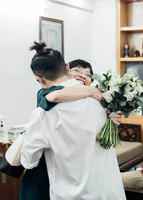 Thảo Vân từng nhắn nhủ con trai: "Con biết không con trai, từ đáy lòng mình mẹ muốn nói cám ơn con! Cám ơn trái tim nhân hậu của con, cám ơn sự thấu hiểu tinh tế của con! Mẹ thật sự may mắn vì có con trong cuộc đời này".