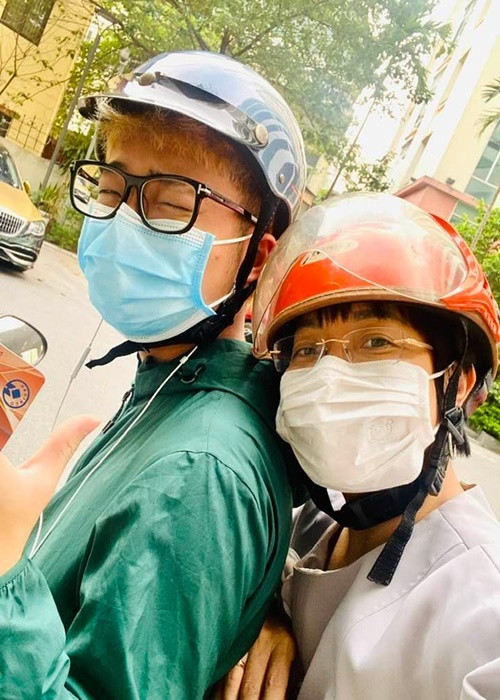 Thảo Vân khoe được con trai đưa đón.